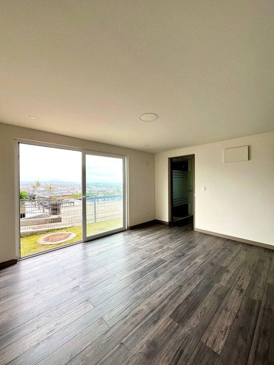 Apartment for sale with a large garden