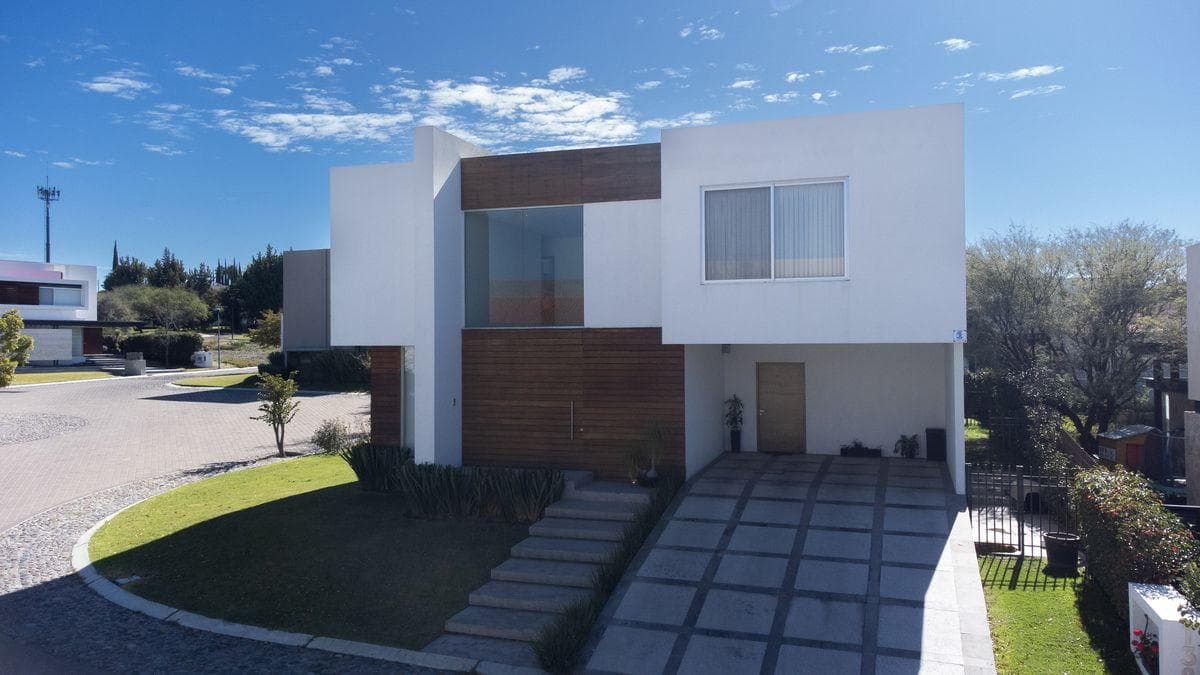 HOUSE FOR SALE IN EL CAMPANARIO