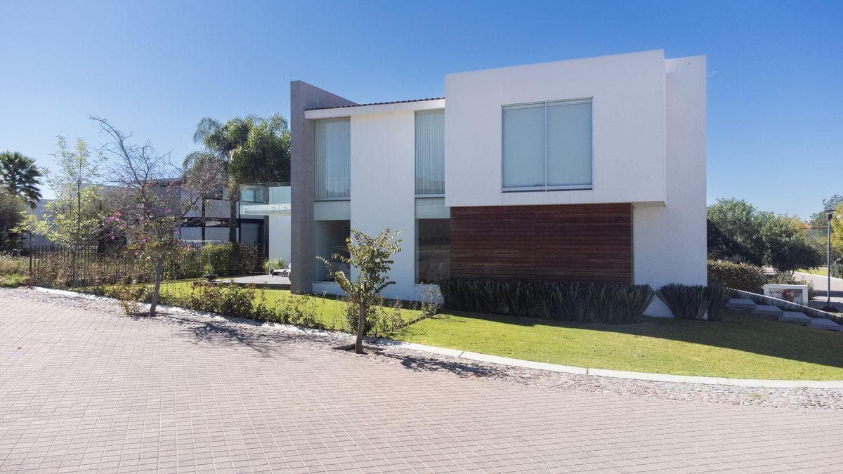 HOUSE FOR SALE IN EL CAMPANARIO