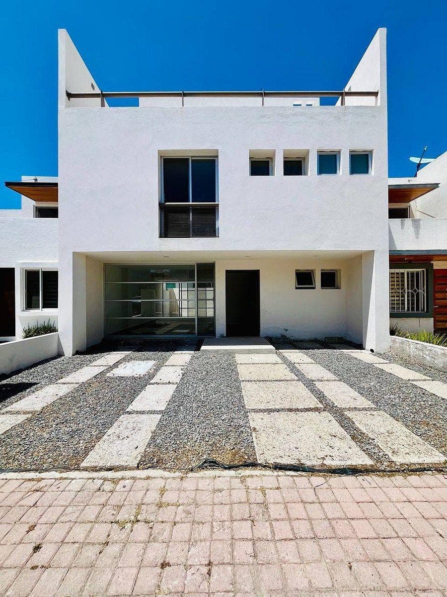 STREET-LEVEL HOUSE, REFUGIO, MARAVILLAS STREET