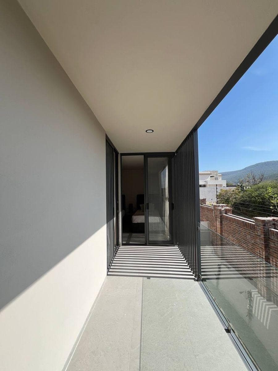 STUNNING HOME IN ALTOZANO