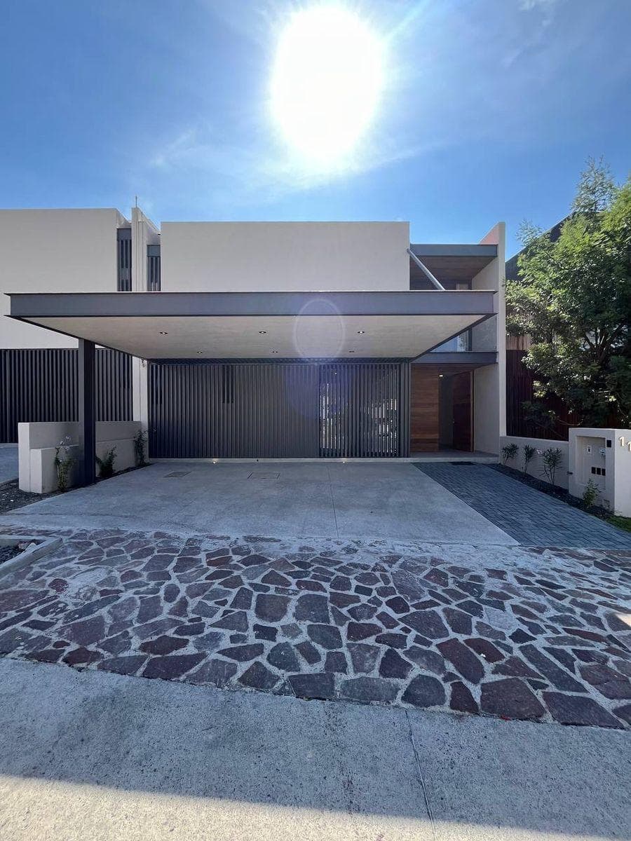 STUNNING HOME IN ALTOZANO