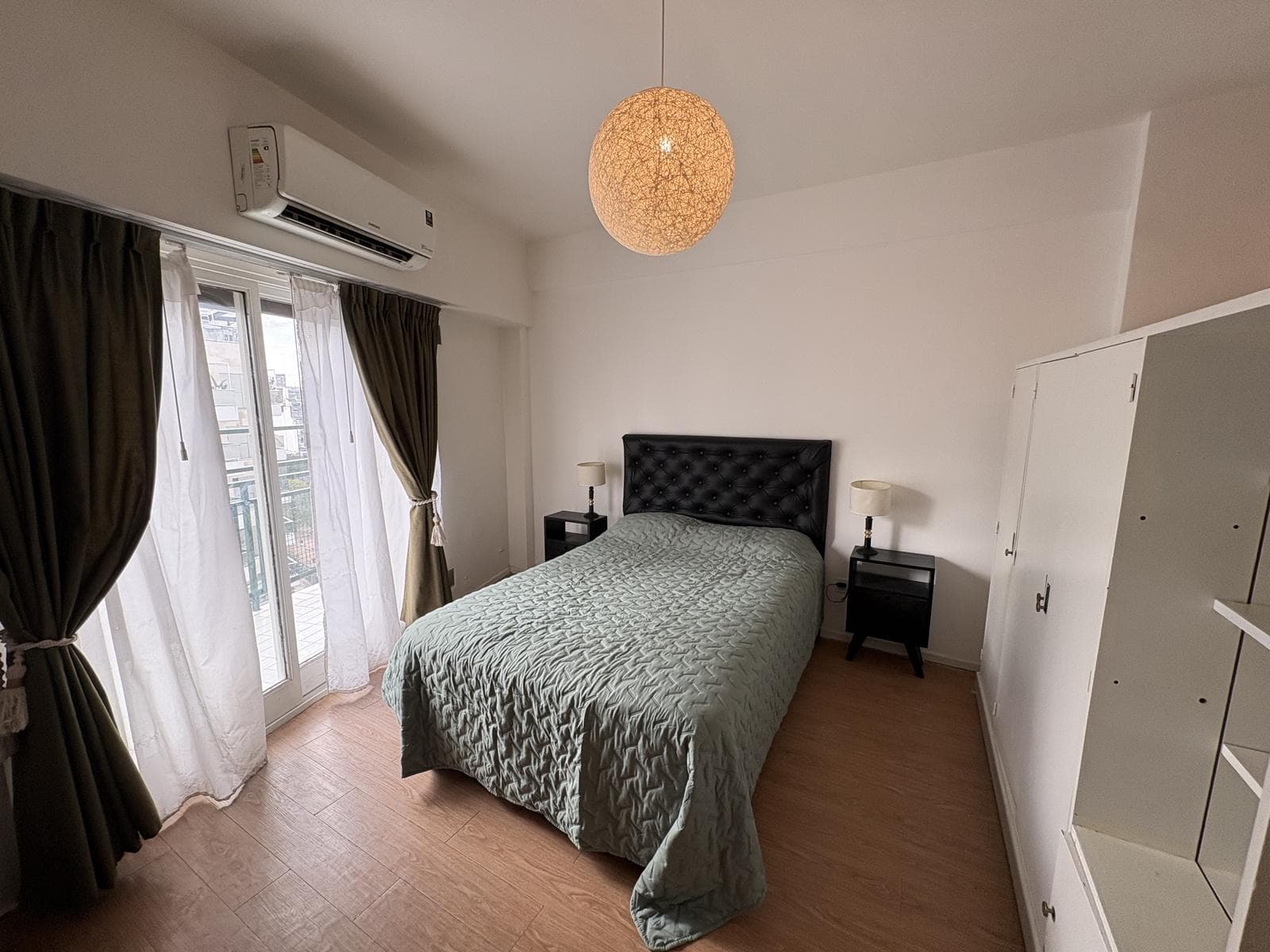 Spacious, furnished, fully equipped studio apartment for rent with a balcony in Recoleta