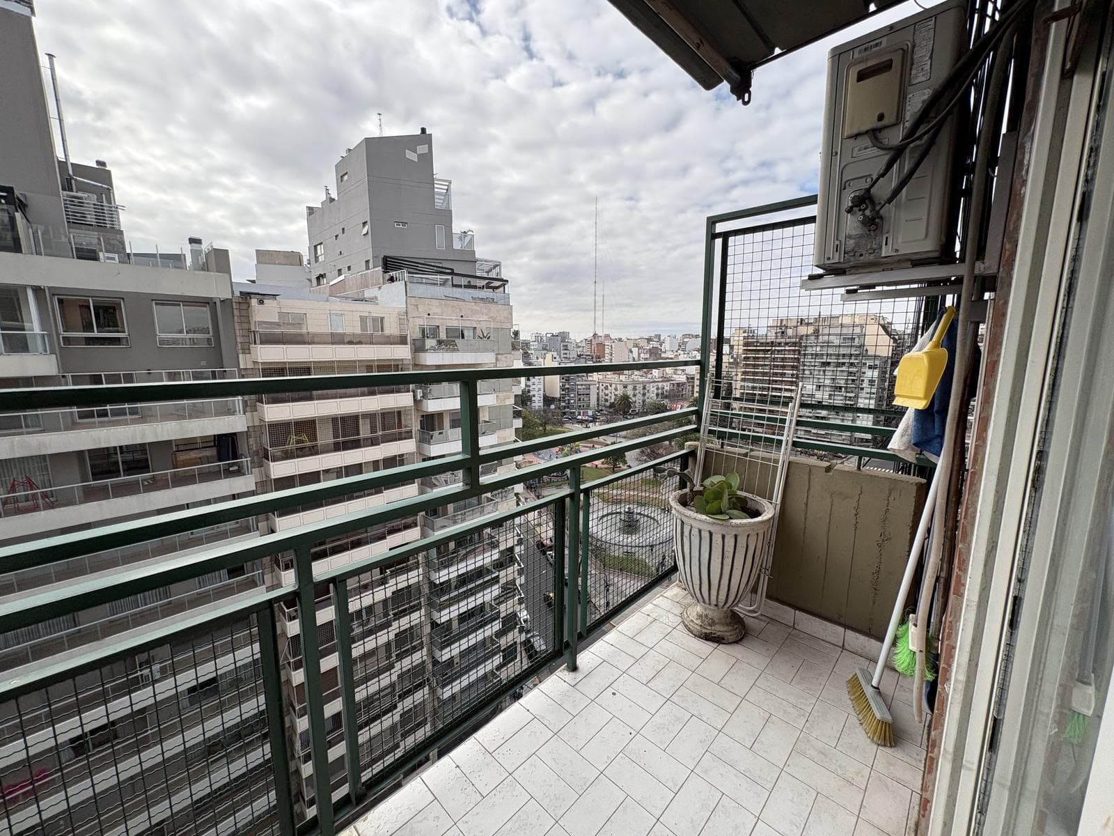 Spacious, furnished, fully equipped studio apartment for rent with a balcony in Recoleta