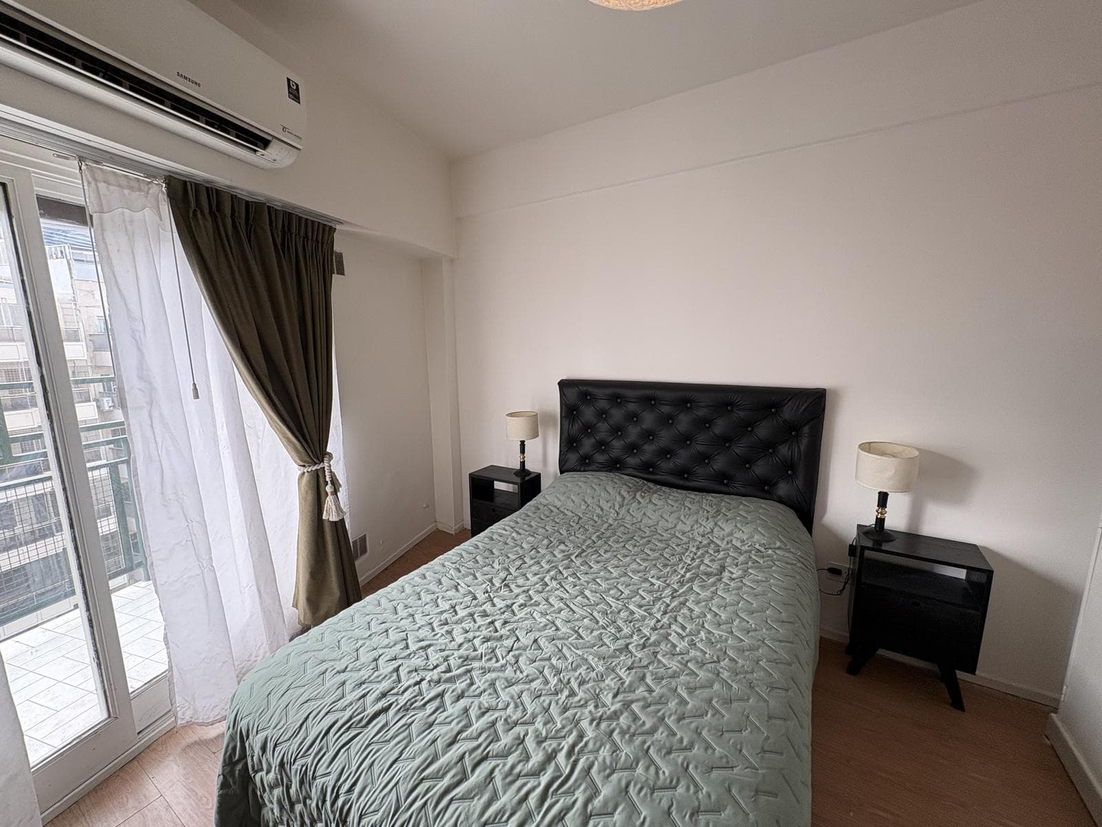 Spacious, furnished, fully equipped studio apartment for rent with a balcony in Recoleta