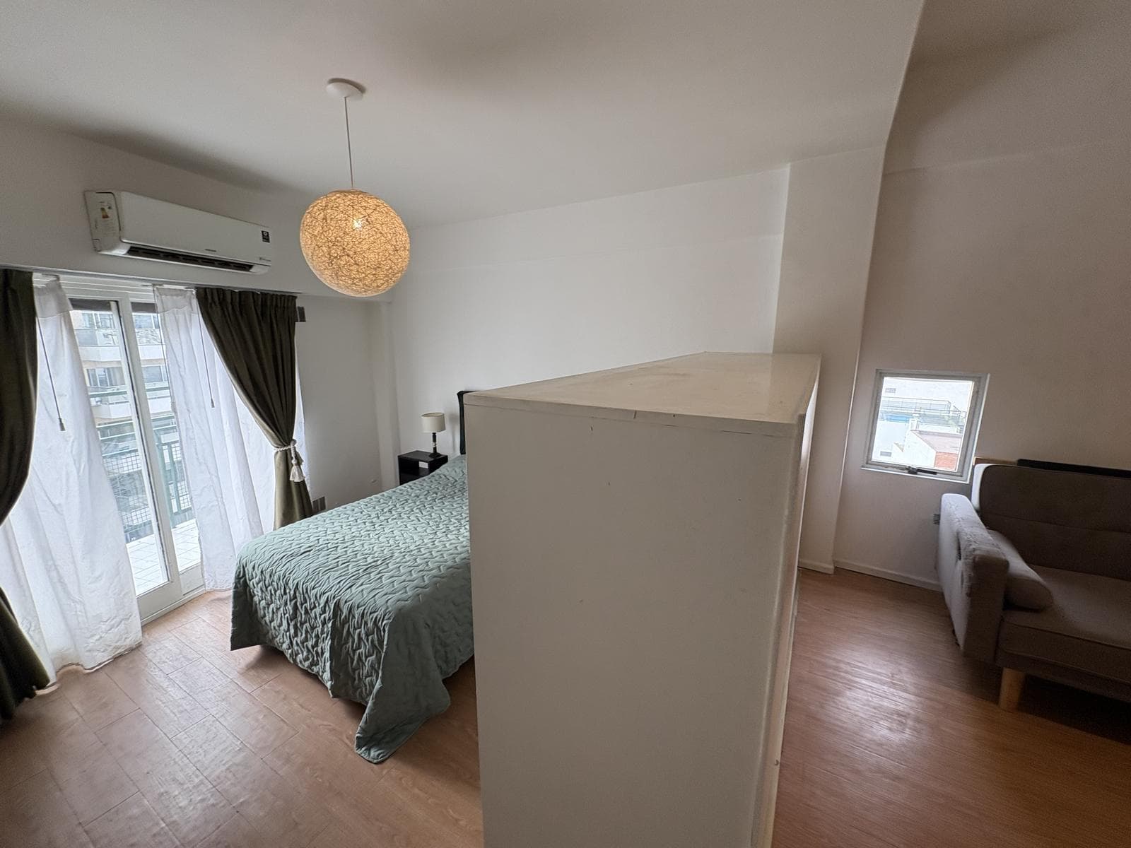 Spacious, furnished, fully equipped studio apartment for rent with a balcony in Recoleta