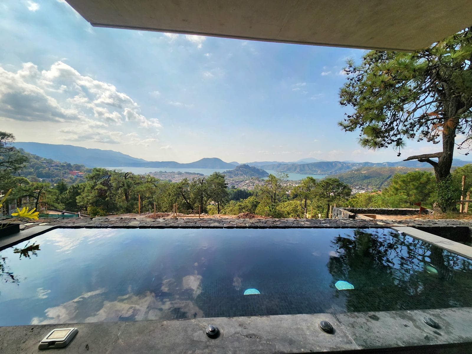 House for Sale with a View of the Lake in Valle de Bravo