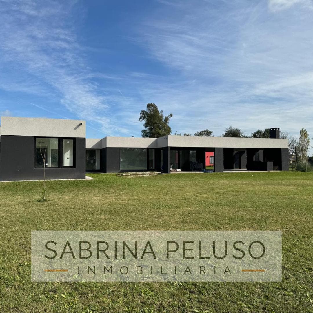 FOR SALE: 4-room house in Club de Campo La Elina, Luján Region