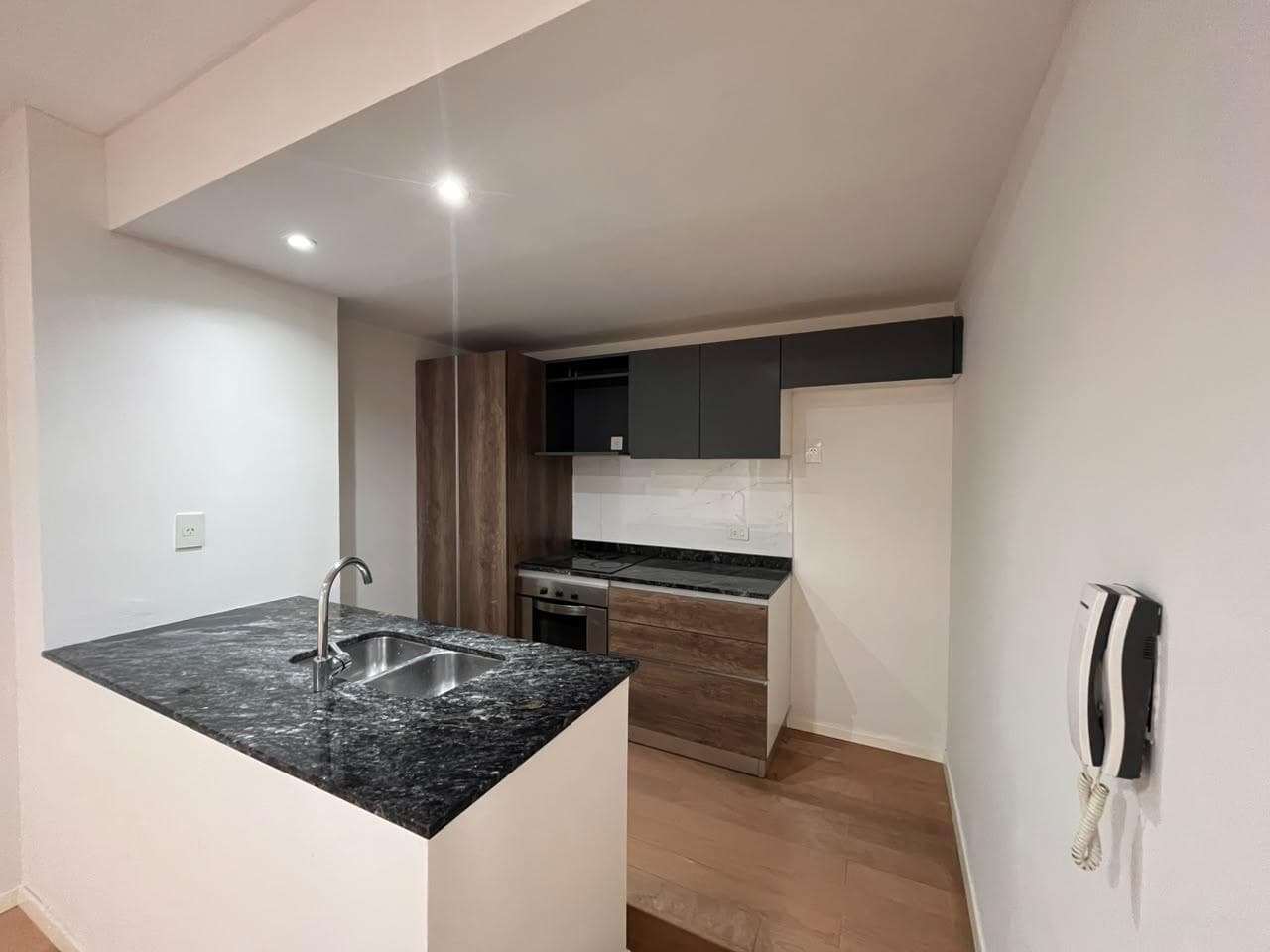 FOR RENT - 2-Bedroom Apartment with Garage - Downtown, Rosario