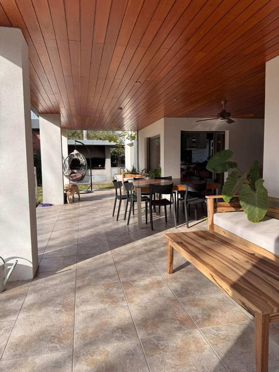 4-Bedroom House with Garages, Pool, and BBQ Area - Fisherton