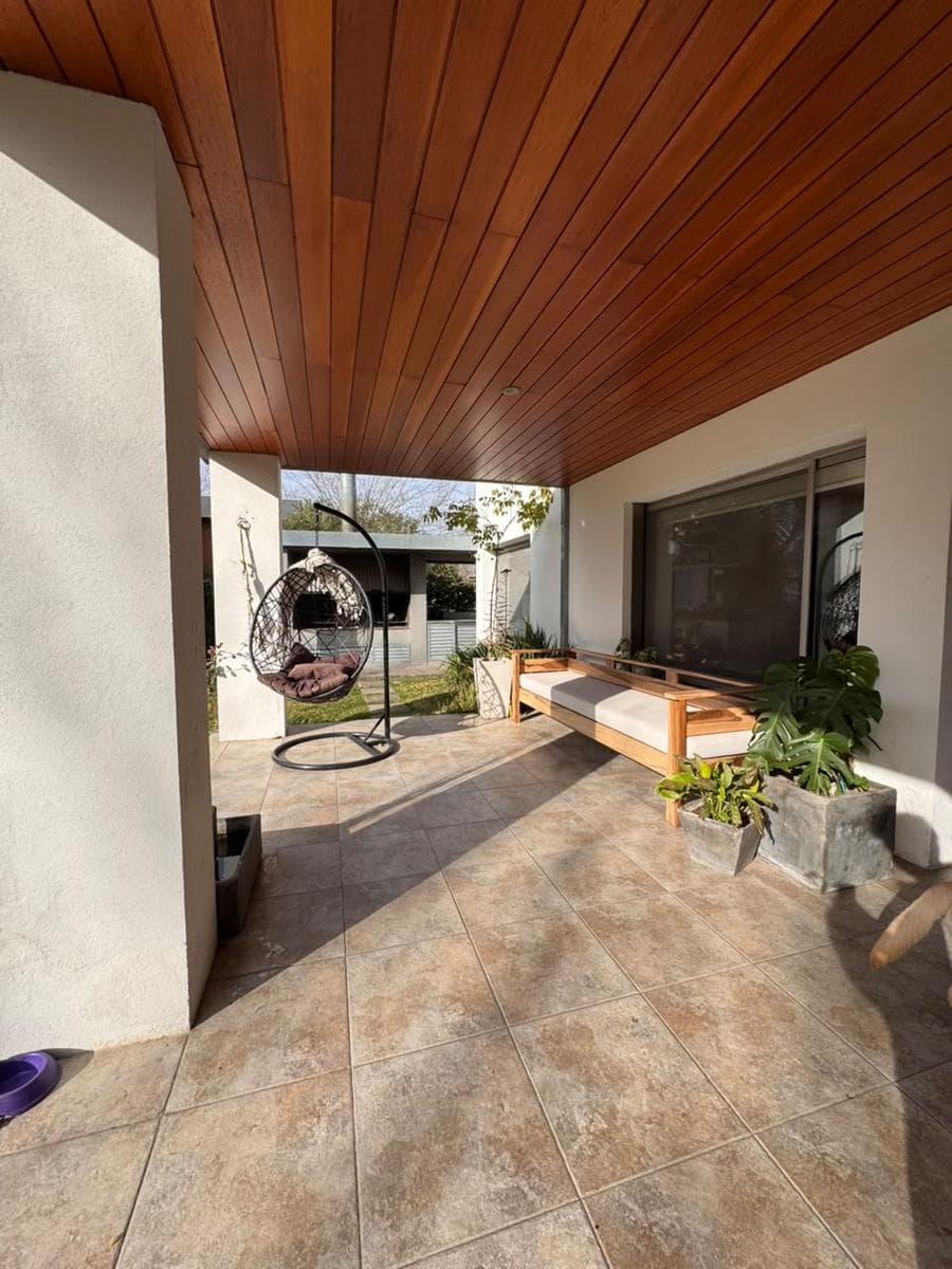 4-Bedroom House with Garages, Pool, and BBQ Area - Fisherton