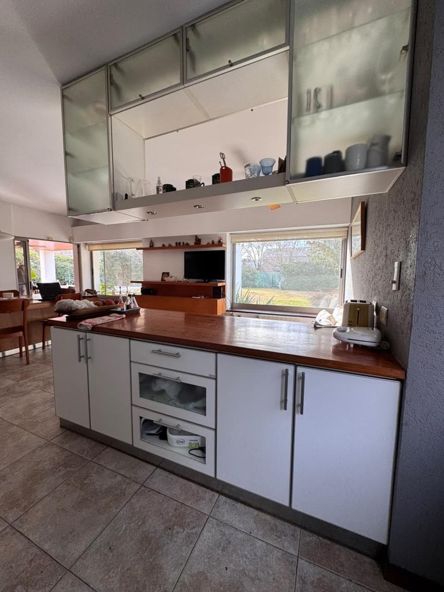 4-Bedroom House with Garages, Pool, and BBQ Area - Fisherton