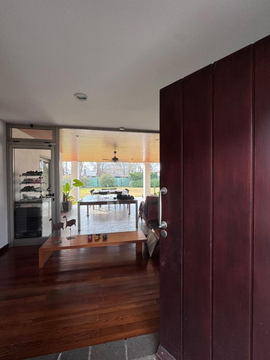 4-Bedroom House with Garages, Pool, and BBQ Area - Fisherton