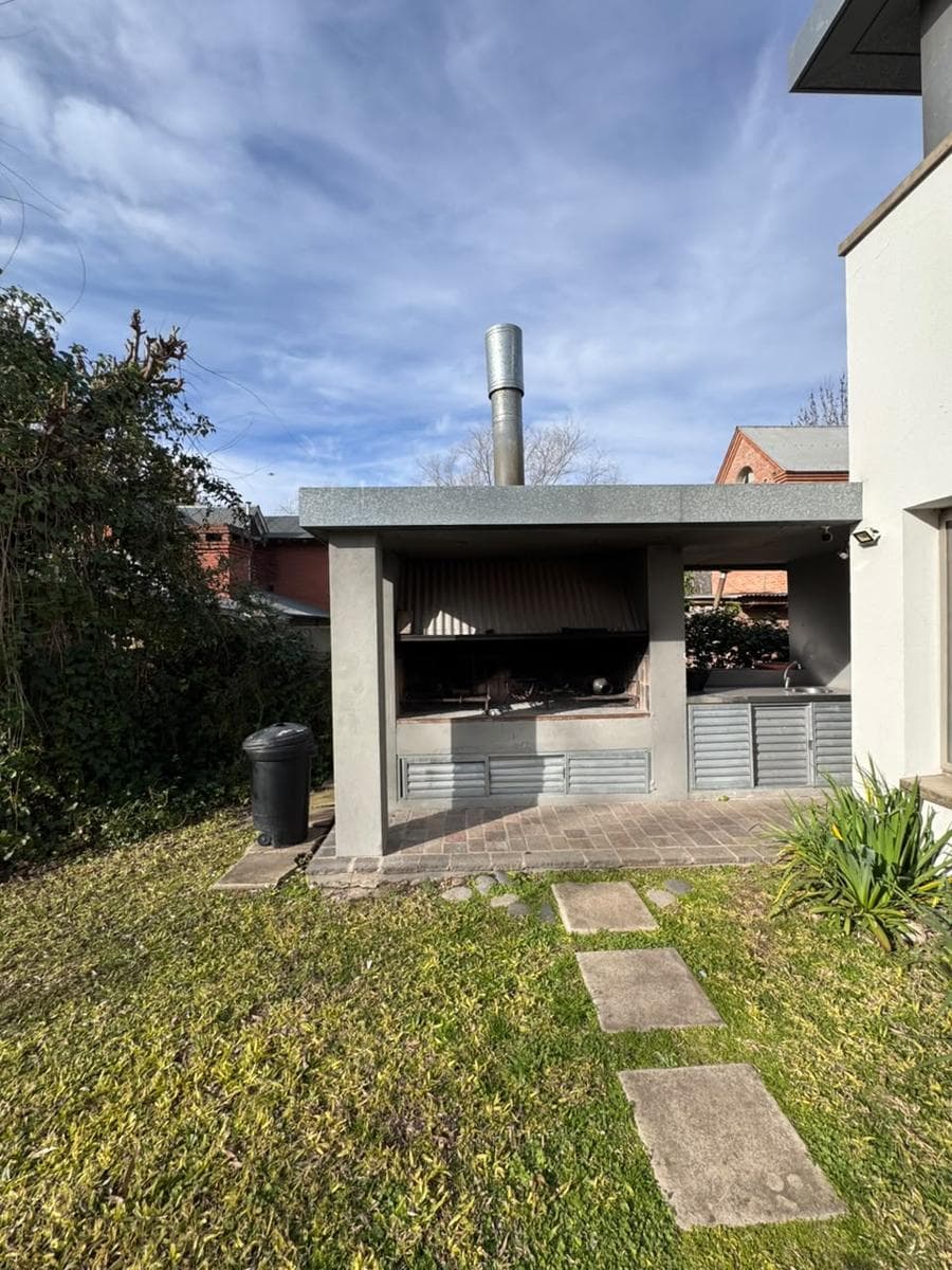 4-Bedroom House with Garages, Pool, and BBQ Area - Fisherton