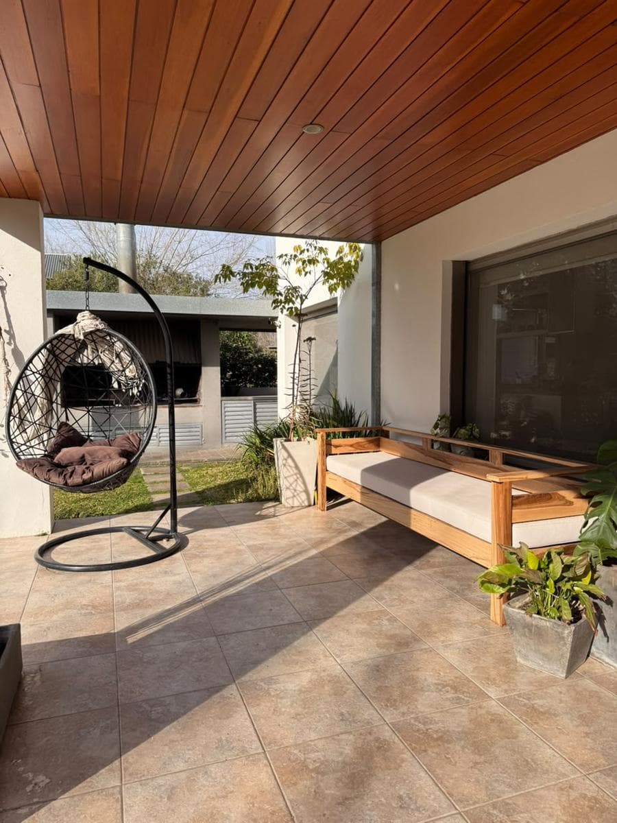 4-Bedroom House with Garages, Pool, and BBQ Area - Fisherton