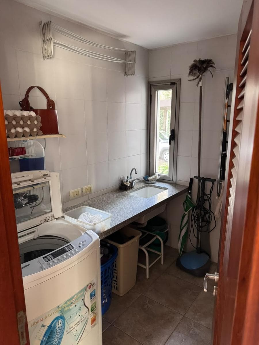4-Bedroom House with Garages, Pool, and BBQ Area - Fisherton