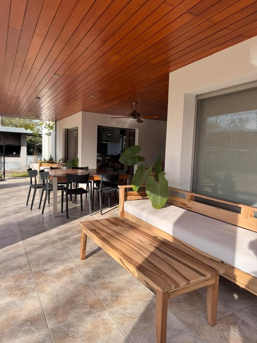 4-Bedroom House with Garages, Pool, and BBQ Area - Fisherton