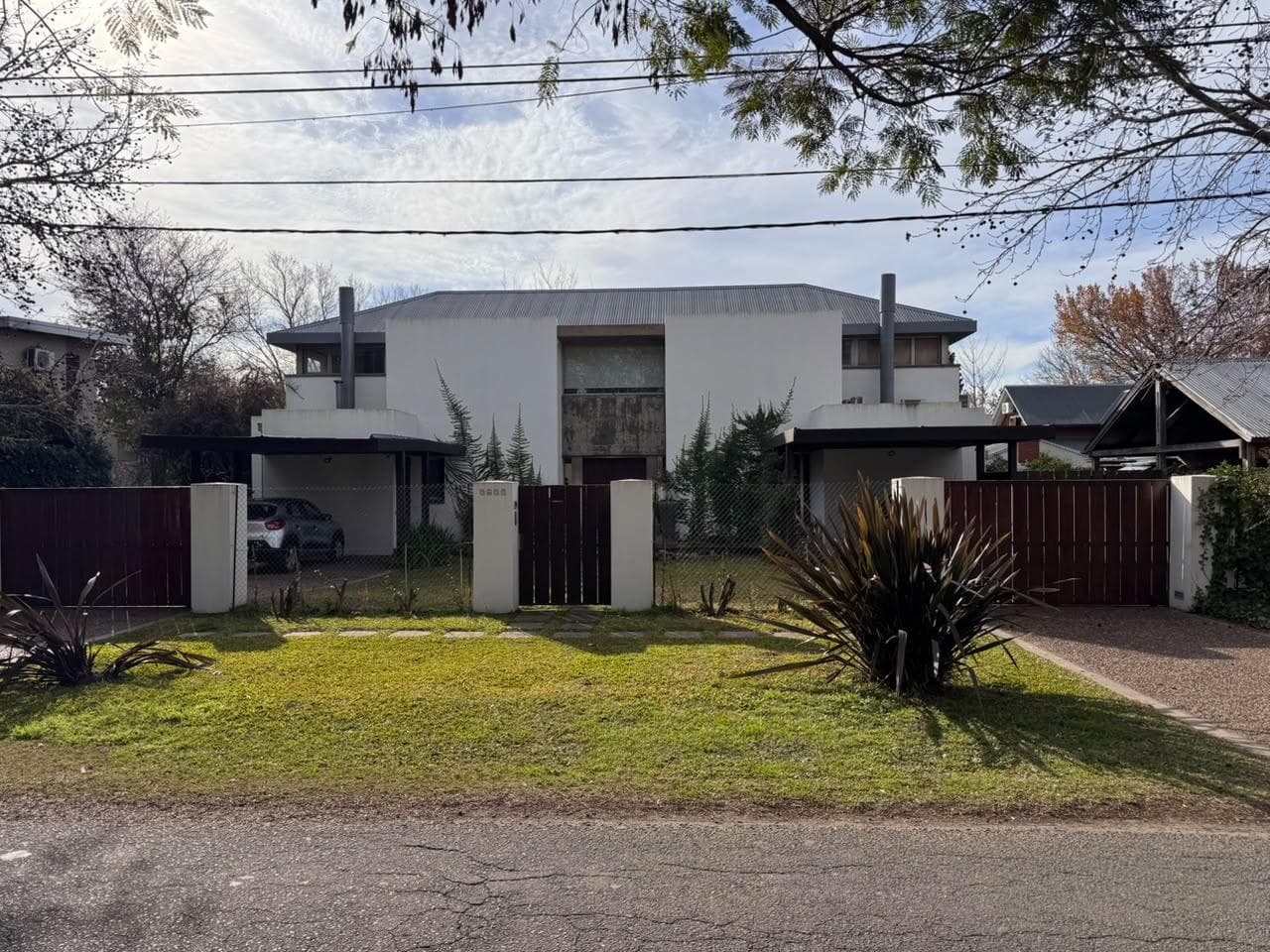4-Bedroom House with Garages, Pool, and BBQ Area - Fisherton