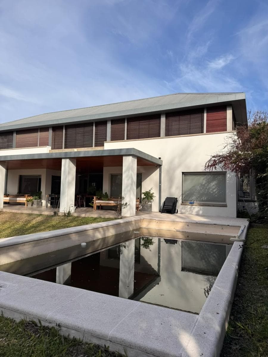 4-Bedroom House with Garages, Pool, and BBQ Area - Fisherton