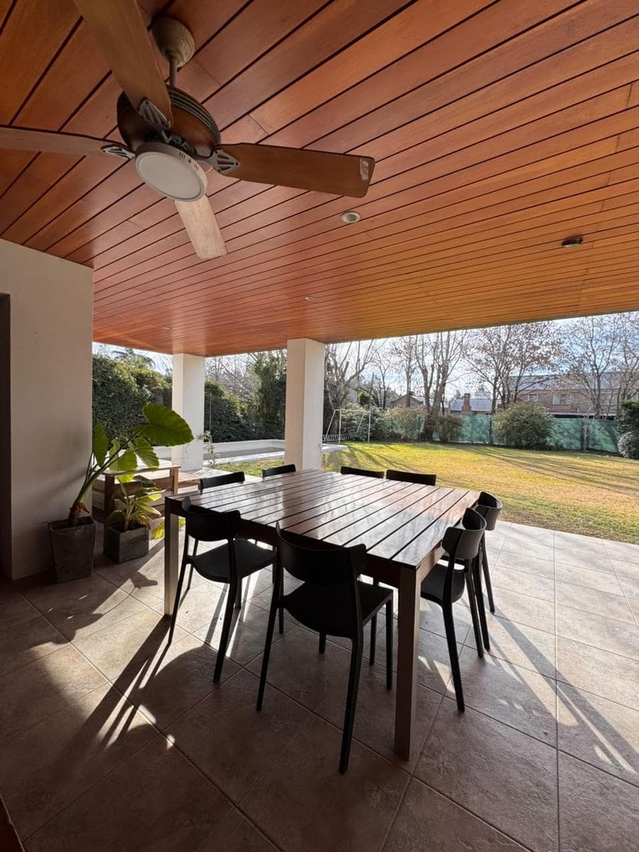 4-Bedroom House with Garages, Pool, and BBQ Area - Fisherton