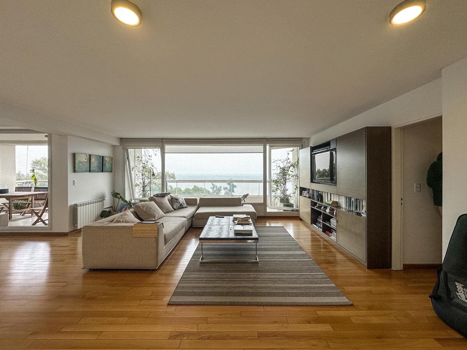 3-bedroom apartment with 2 parking spaces and a view of the river