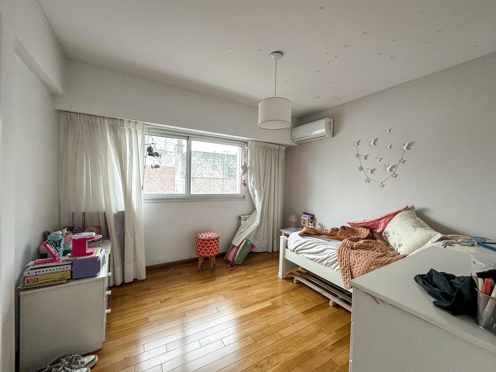 3-bedroom apartment with 2 parking spaces and a view of the river