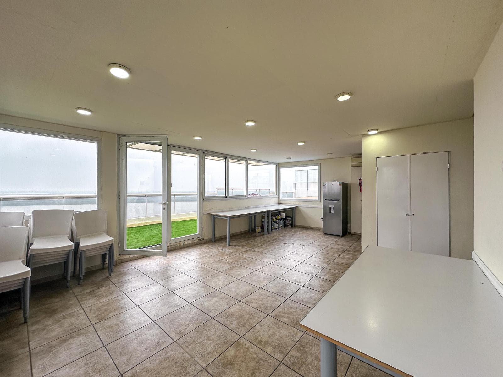 3-bedroom apartment with 2 parking spaces and a view of the river