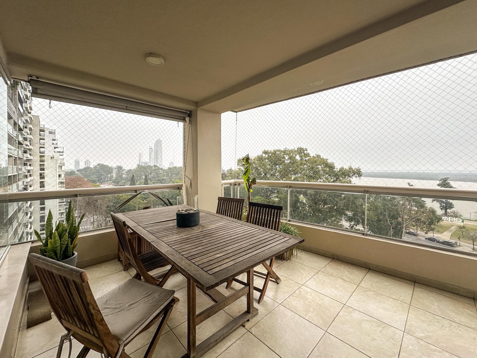 3-bedroom apartment with 2 parking spaces and a view of the river