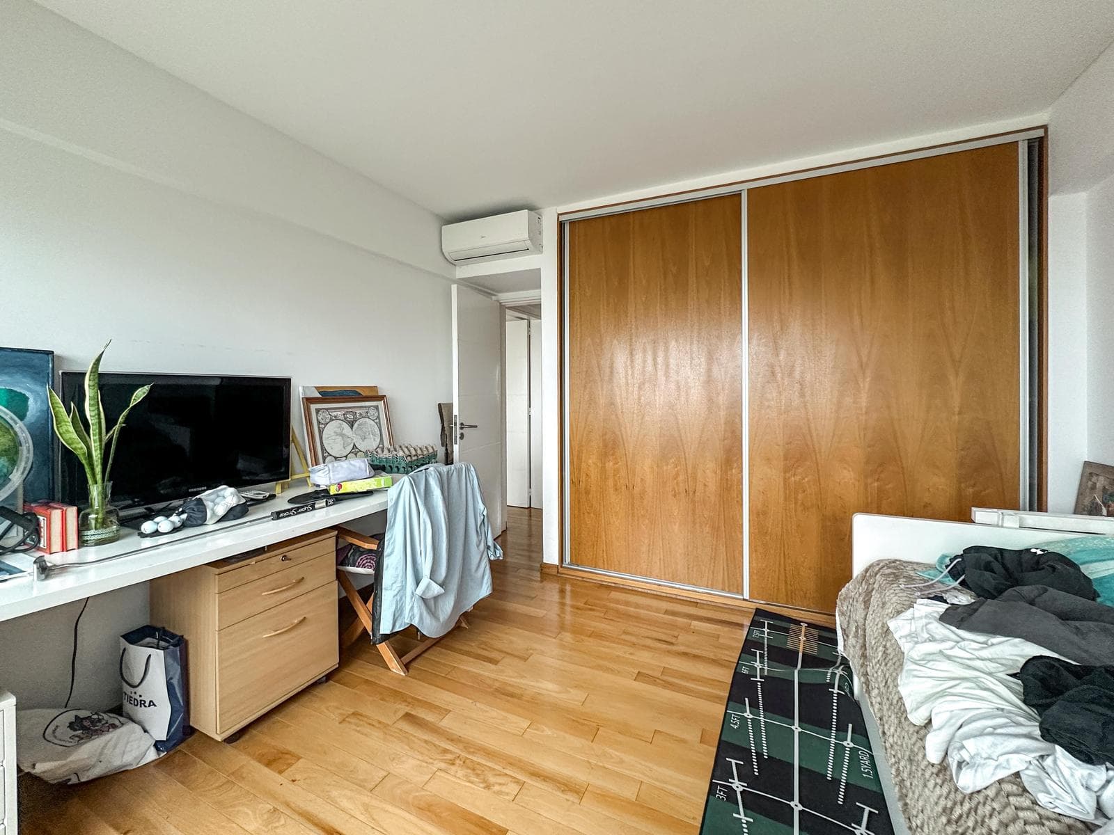 3-bedroom apartment with 2 parking spaces and a view of the river