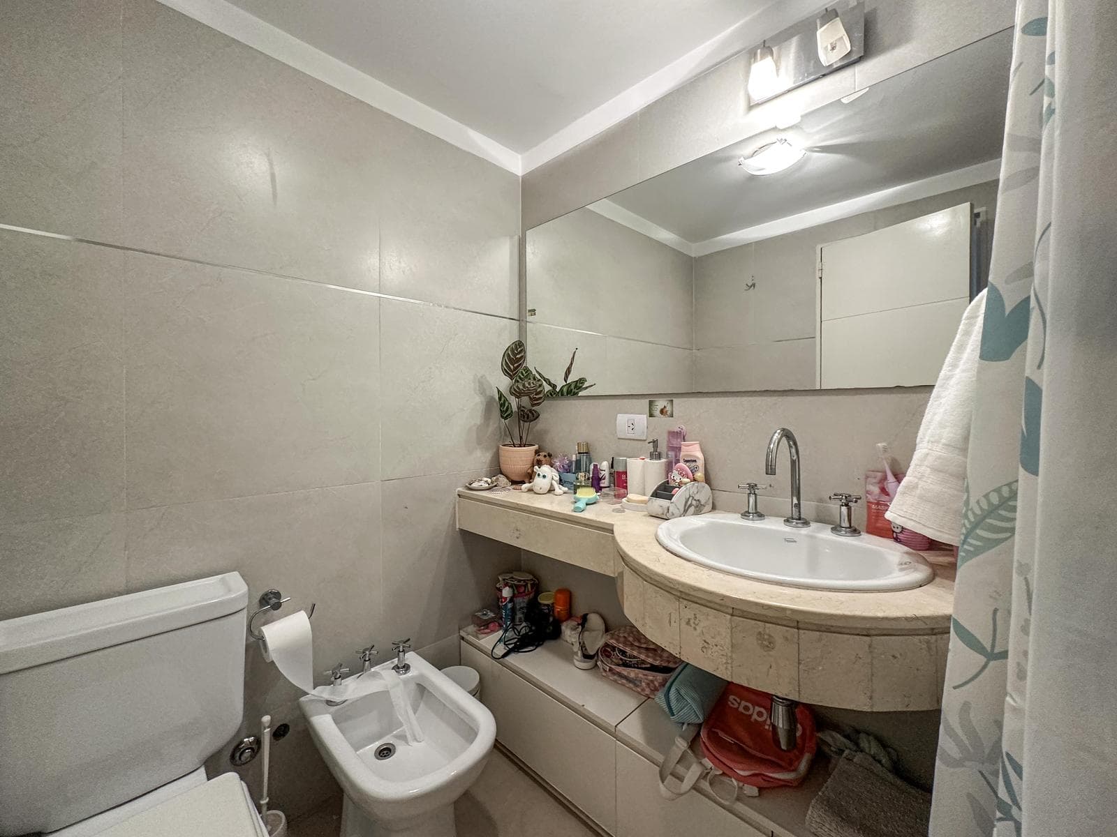 3-bedroom apartment with 2 parking spaces and a view of the river