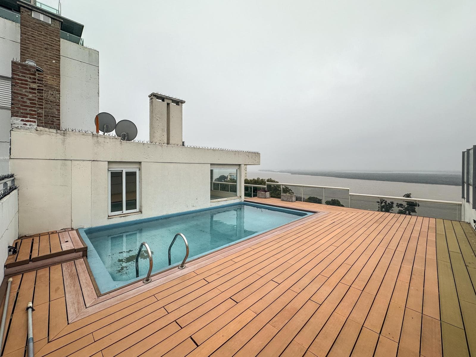 3-bedroom apartment with 2 parking spaces and a view of the river