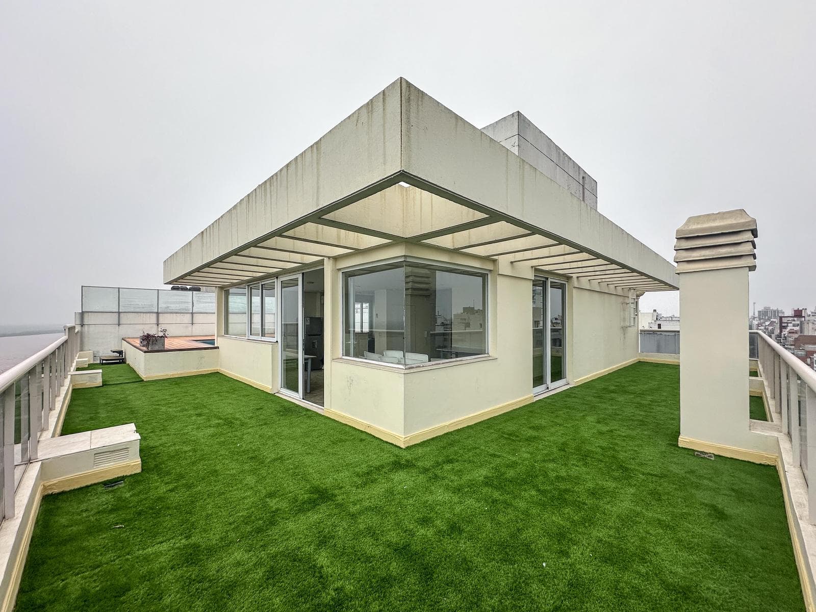 3-bedroom apartment with 2 parking spaces and a view of the river