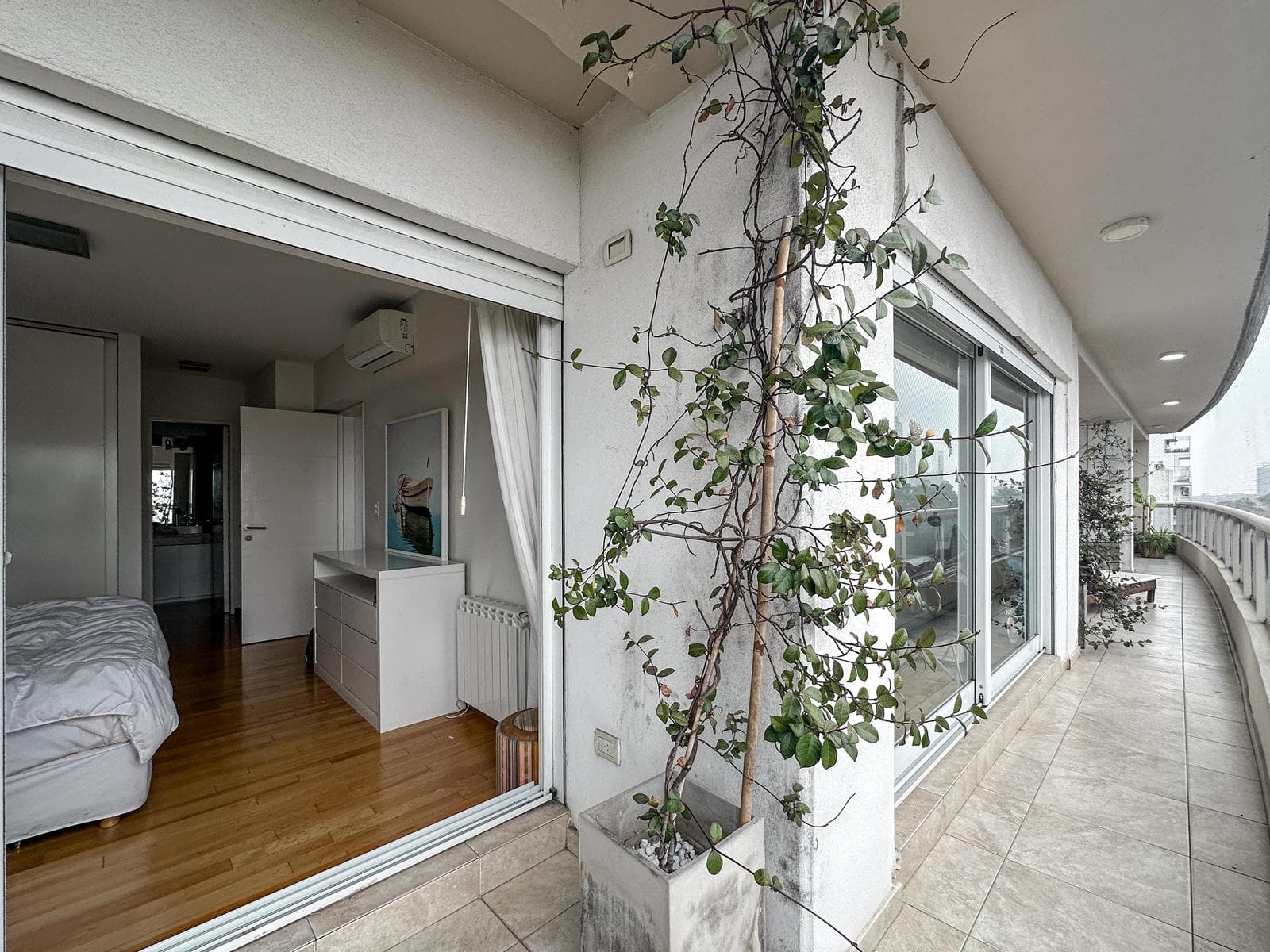 3-bedroom apartment with 2 parking spaces and a view of the river