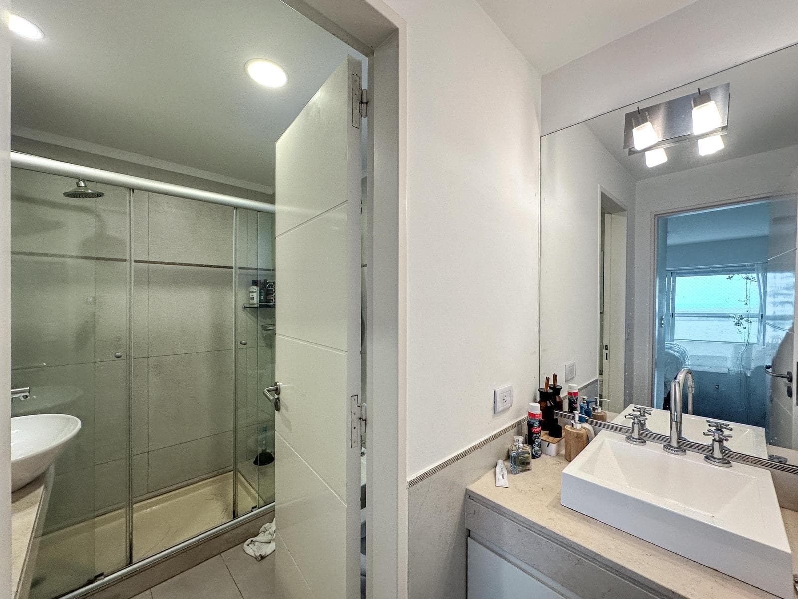 3-bedroom apartment with 2 parking spaces and a view of the river