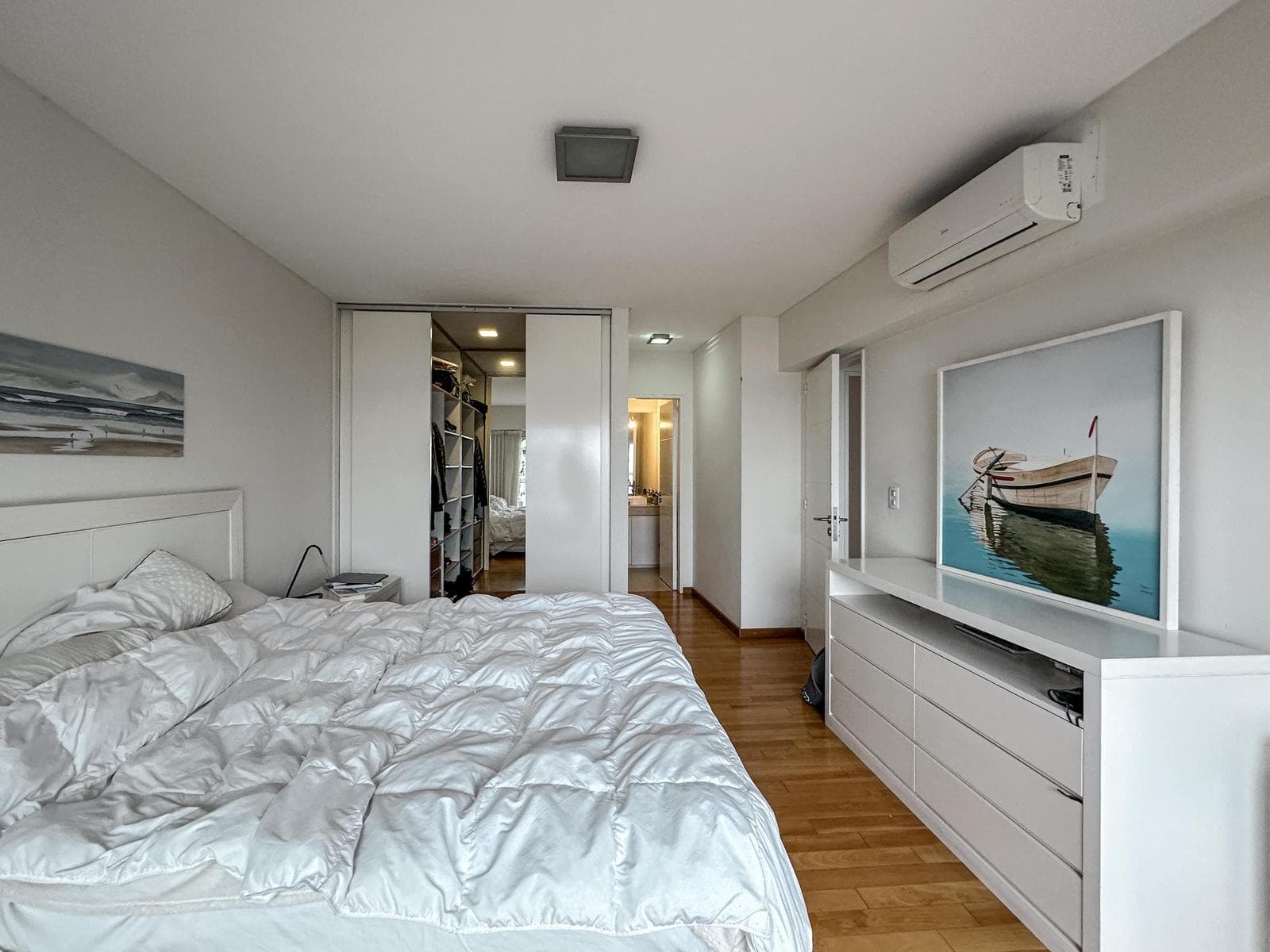 3-bedroom apartment with 2 parking spaces and a view of the river