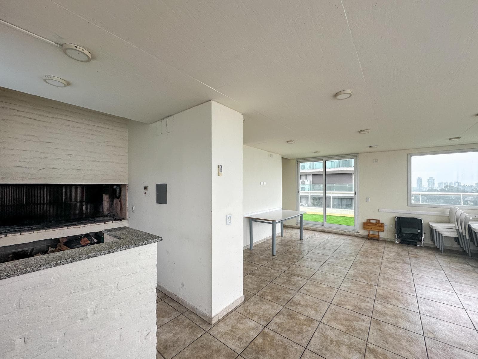 3-bedroom apartment with 2 parking spaces and a view of the river