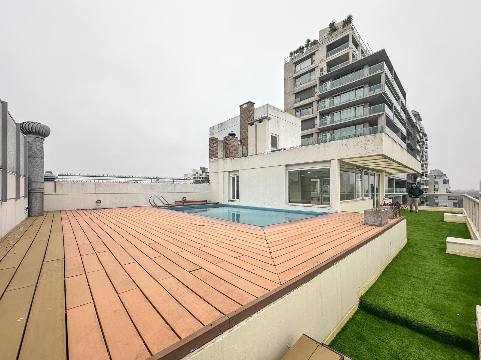 3-bedroom apartment with 2 parking spaces and a view of the river