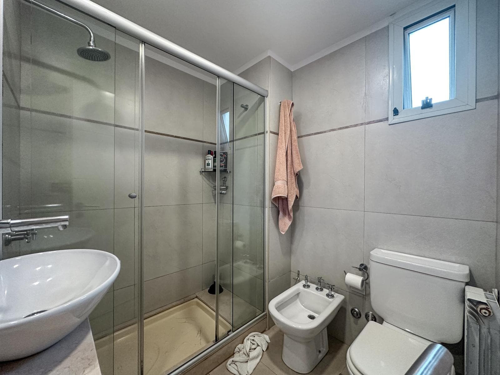 3-bedroom apartment with 2 parking spaces and a view of the river