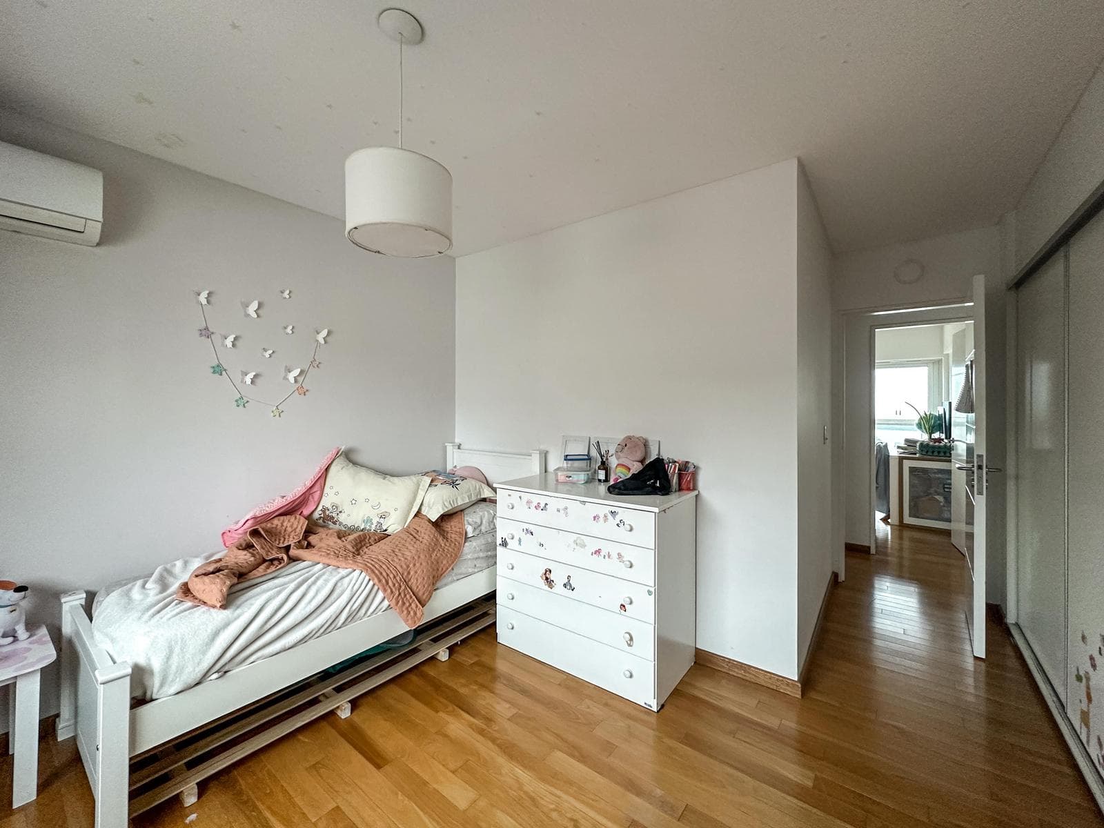3-bedroom apartment with 2 parking spaces and a view of the river