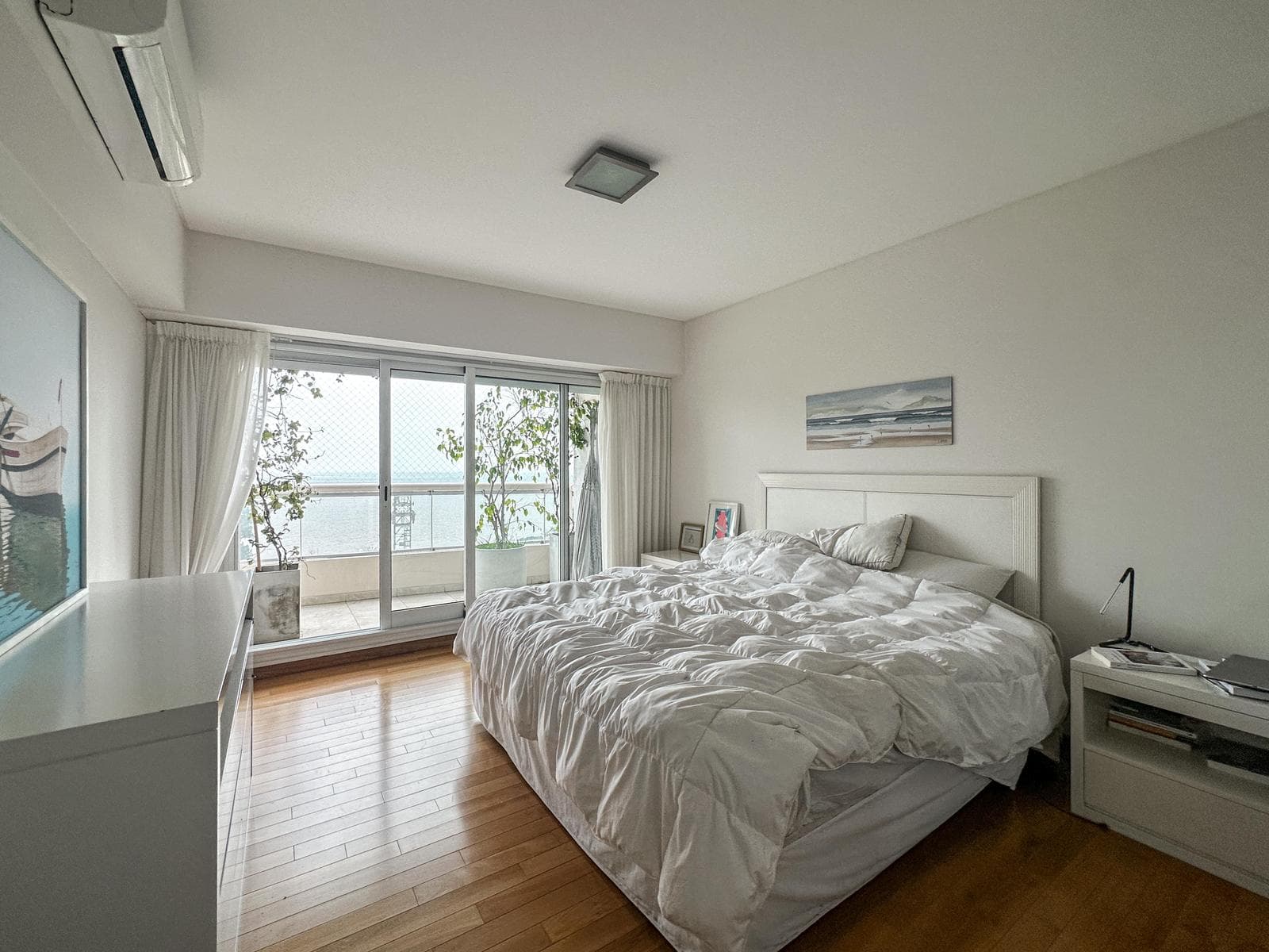 3-bedroom apartment with 2 parking spaces and a view of the river