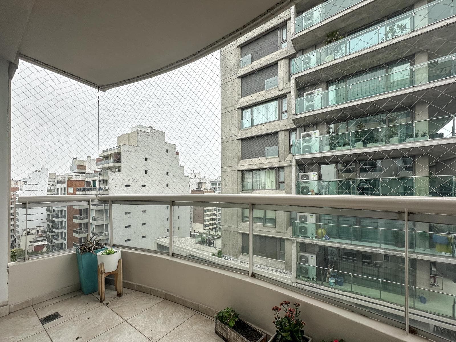 3-bedroom apartment with 2 parking spaces and a view of the river