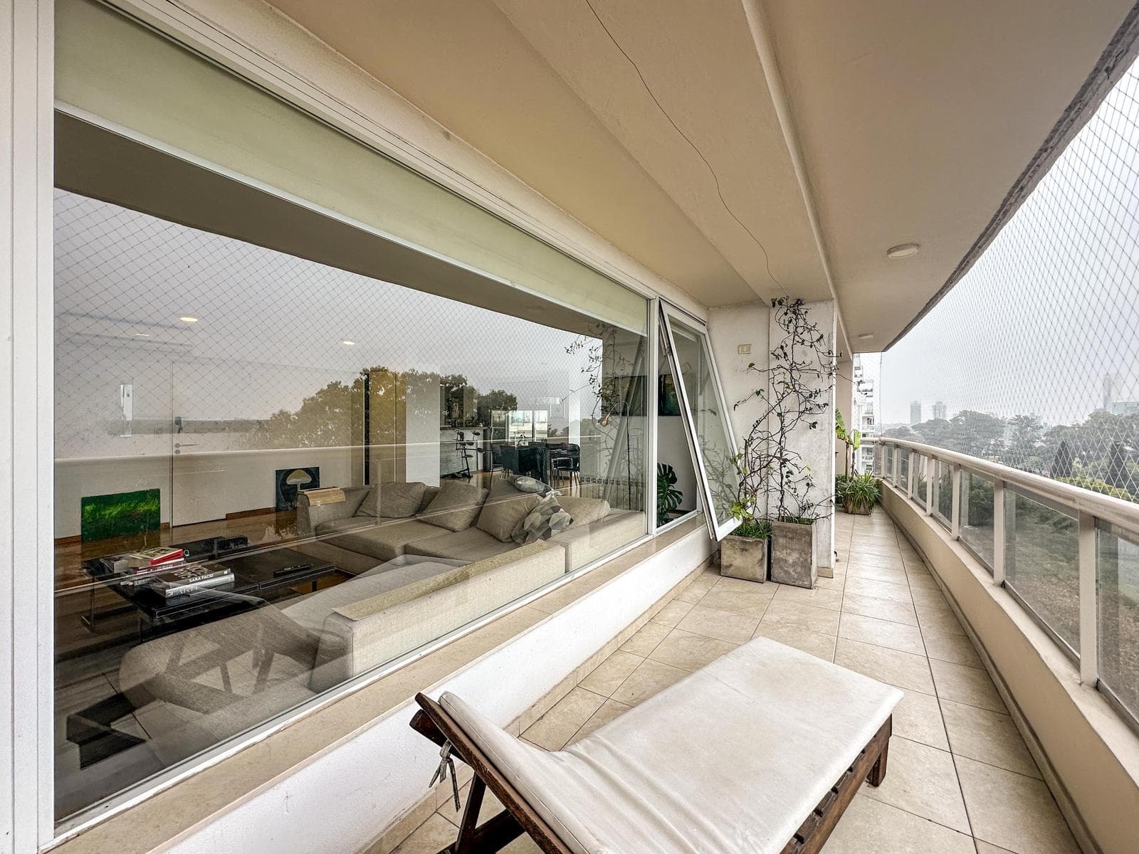 3-bedroom apartment with 2 parking spaces and a view of the river