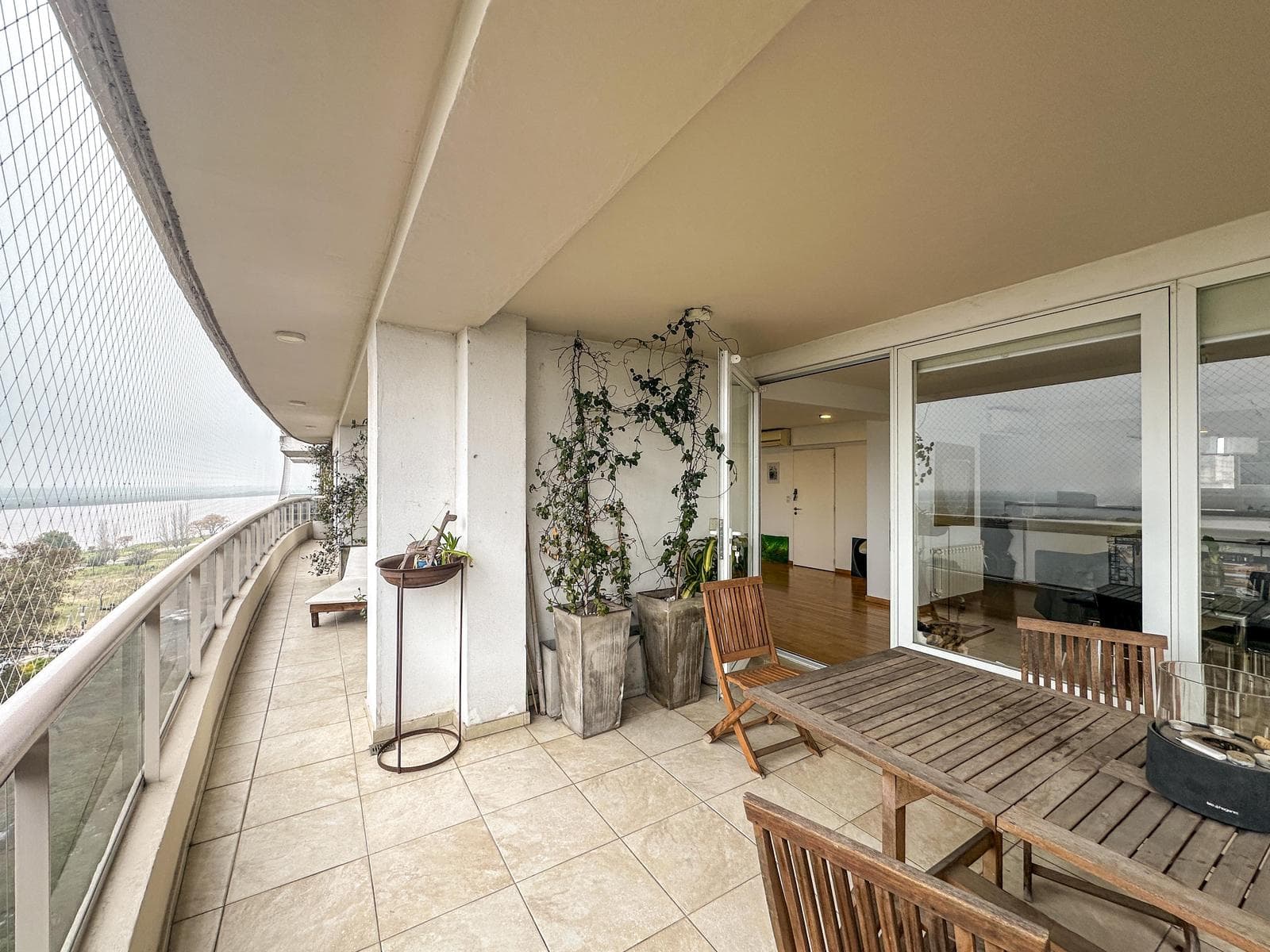 3-bedroom apartment with 2 parking spaces and a view of the river