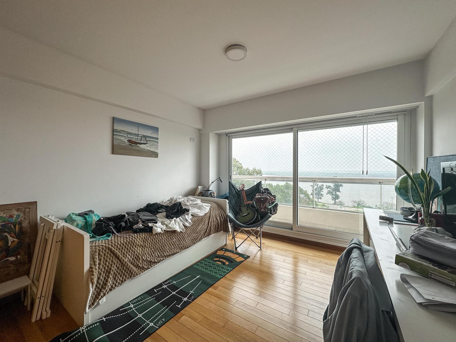 3-bedroom apartment with 2 parking spaces and a view of the river