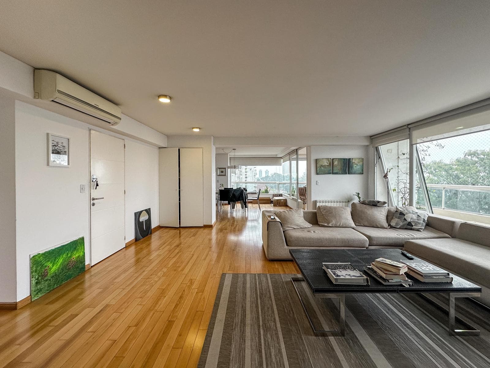 3-bedroom apartment with 2 parking spaces and a view of the river