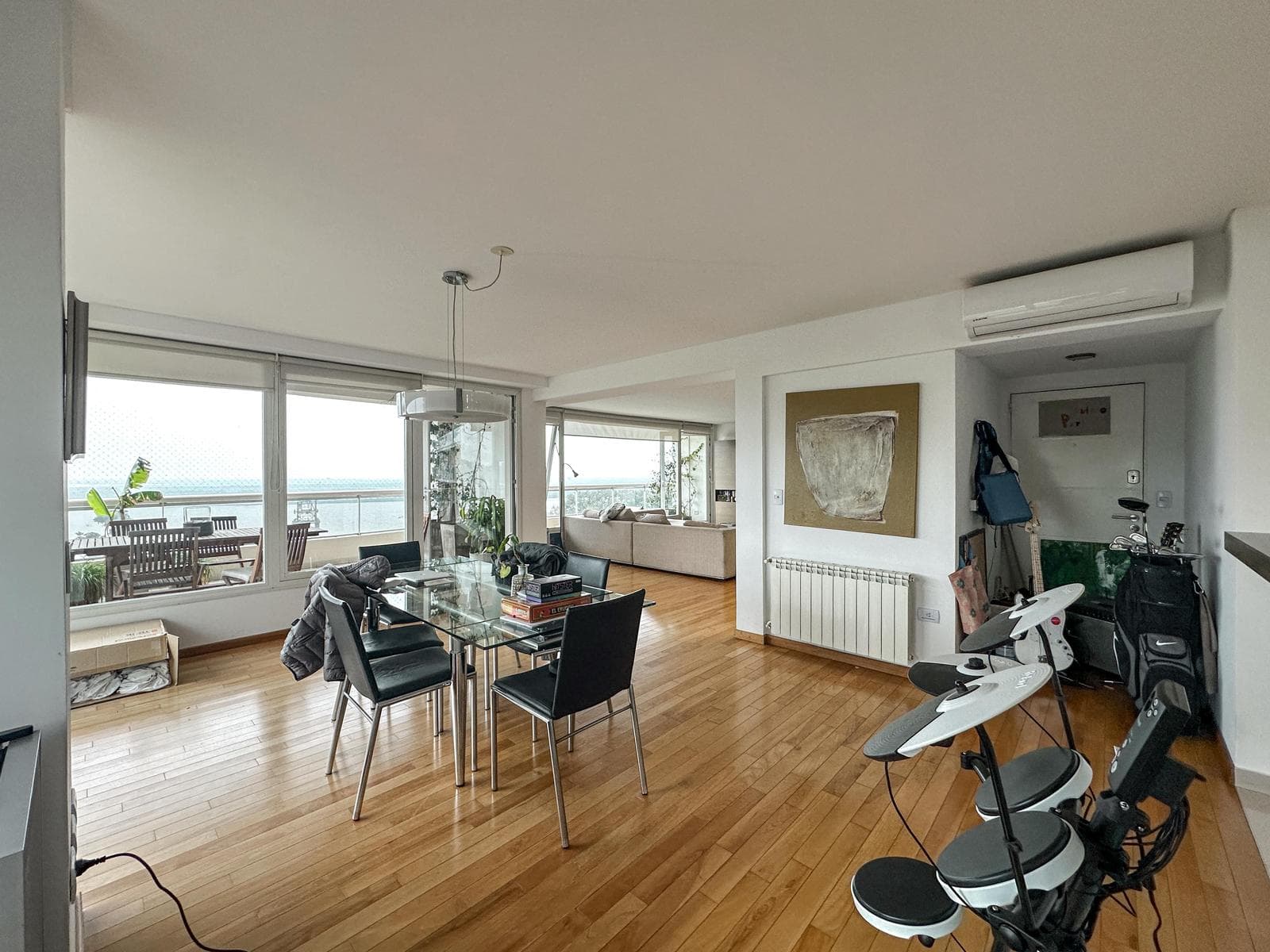 3-bedroom apartment with 2 parking spaces and a view of the river