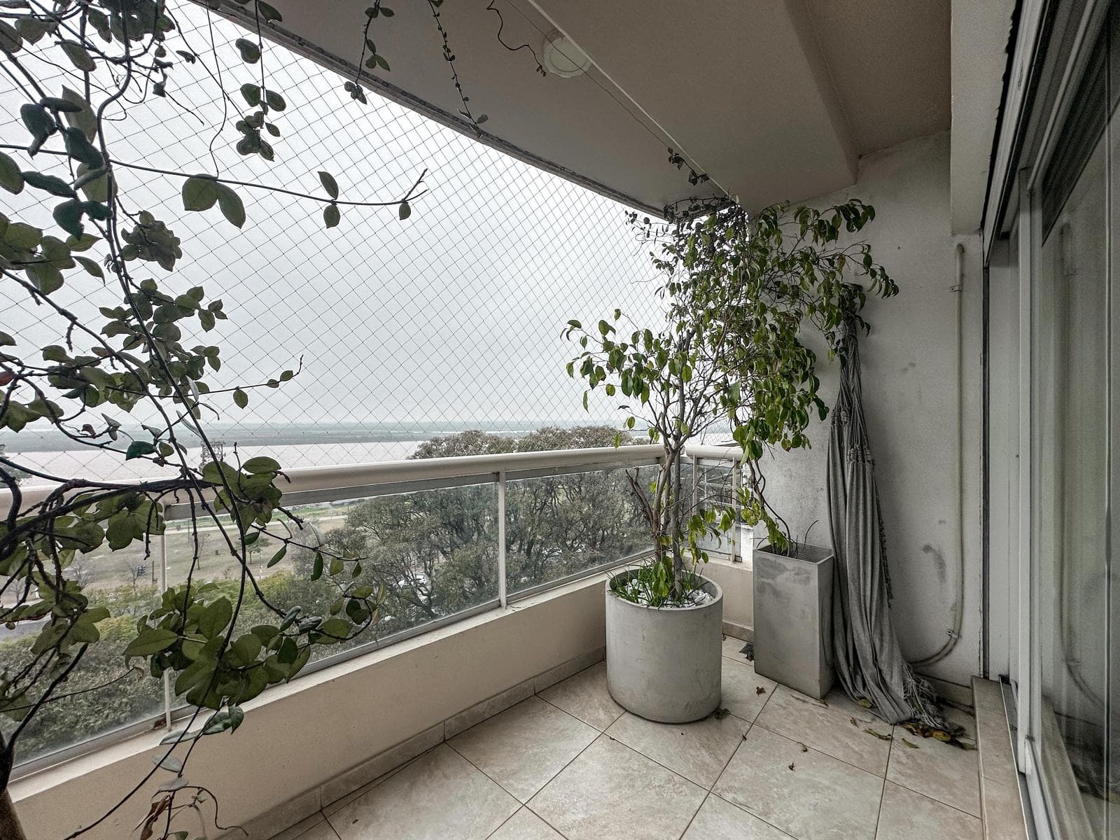 3-bedroom apartment with 2 parking spaces and a view of the river