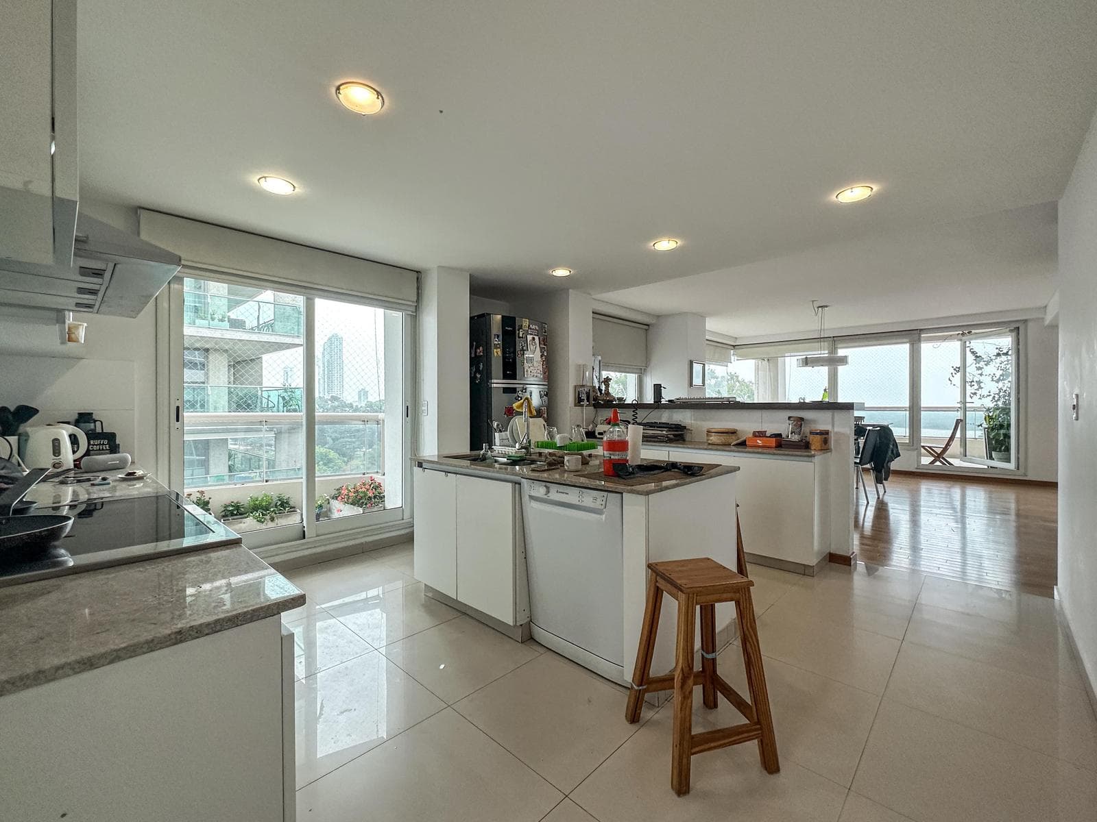 3-bedroom apartment with 2 parking spaces and a view of the river