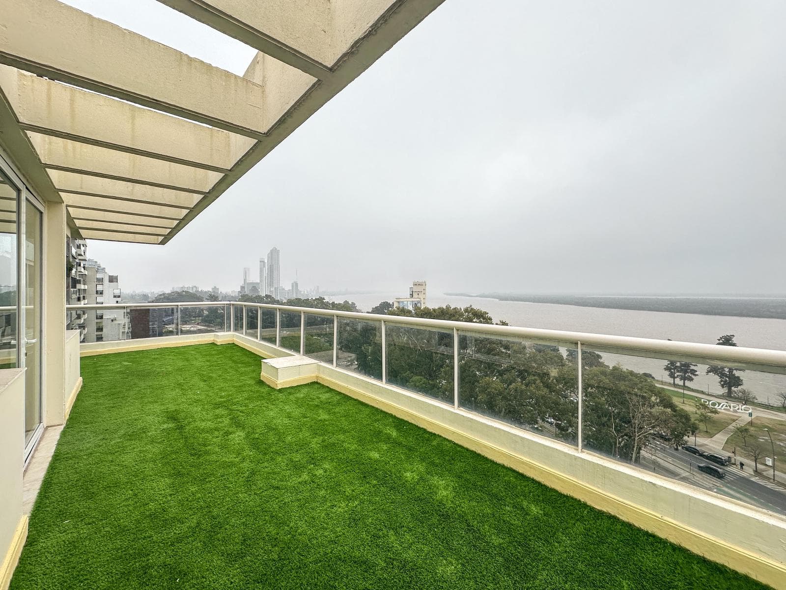 3-bedroom apartment with 2 parking spaces and a view of the river