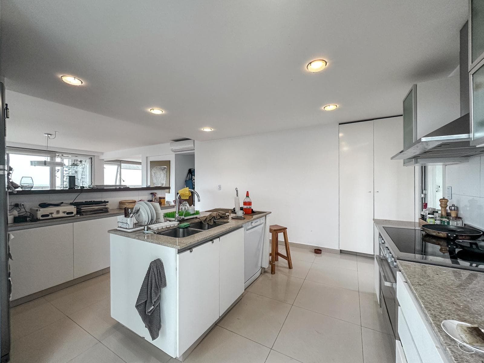 3-bedroom apartment with 2 parking spaces and a view of the river